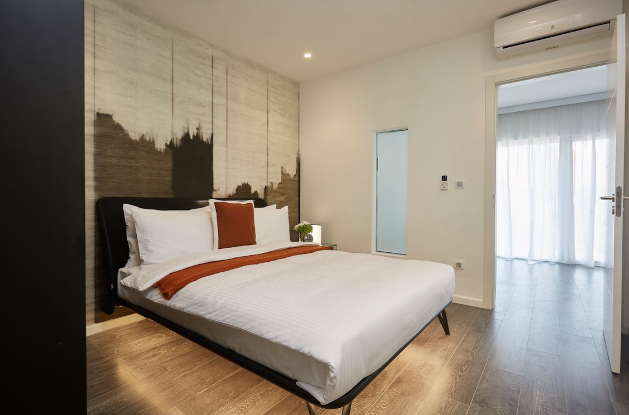 SUITE, KING BED