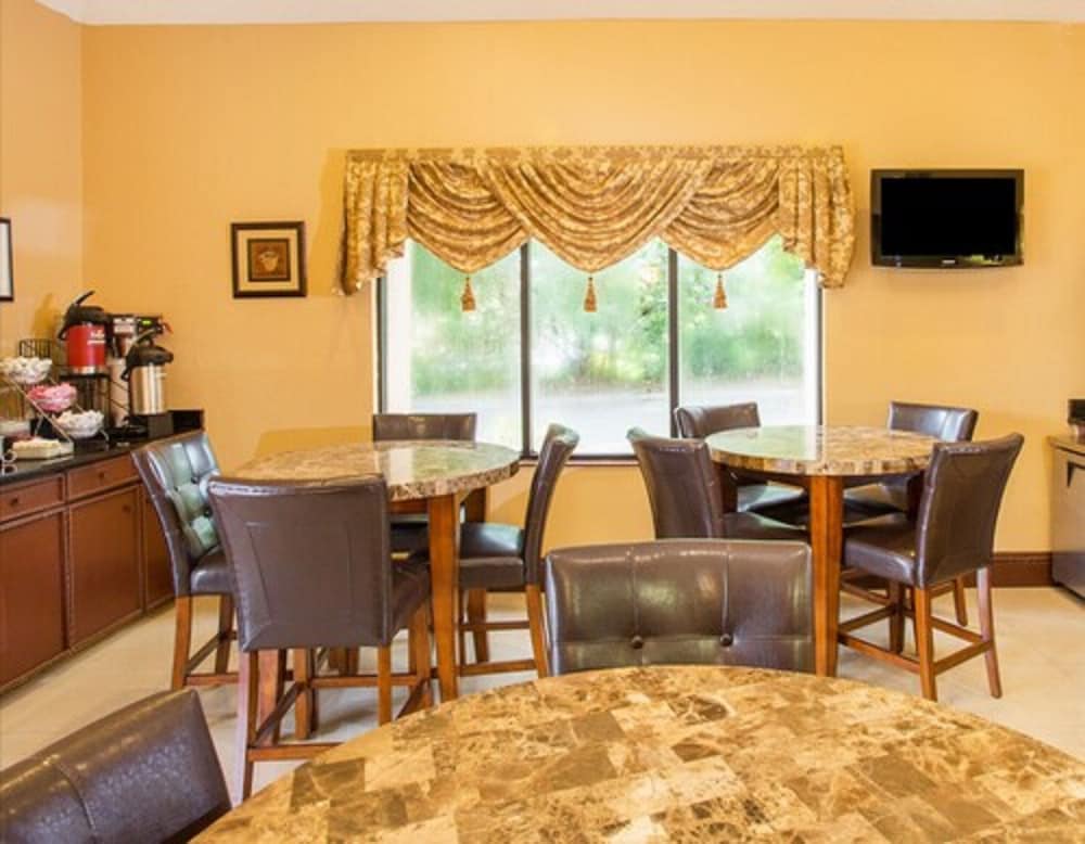 Travelodge By Wyndham Fort Myers Airport 18/23