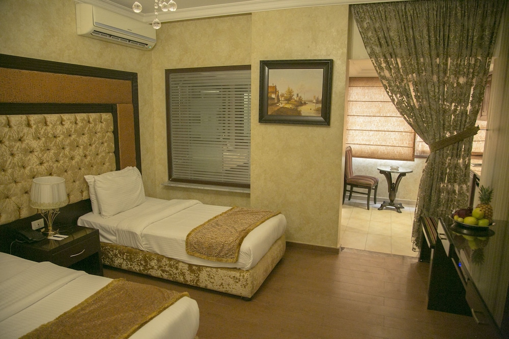 QUEENS SUITE HOTEL 17/61