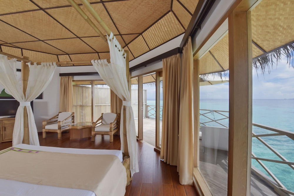 Angaga Island Resort And Spa 14/57