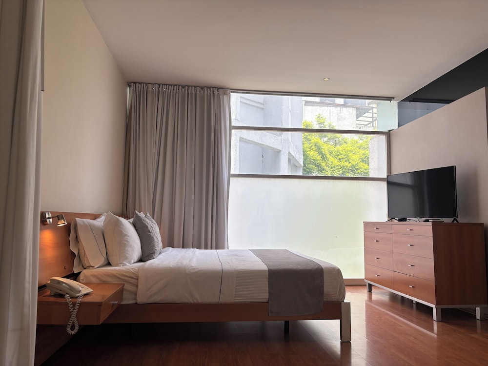 Lombardo Suites 12/50