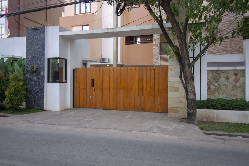 RedDoorz Plus @ CBD Bintaro 4/56