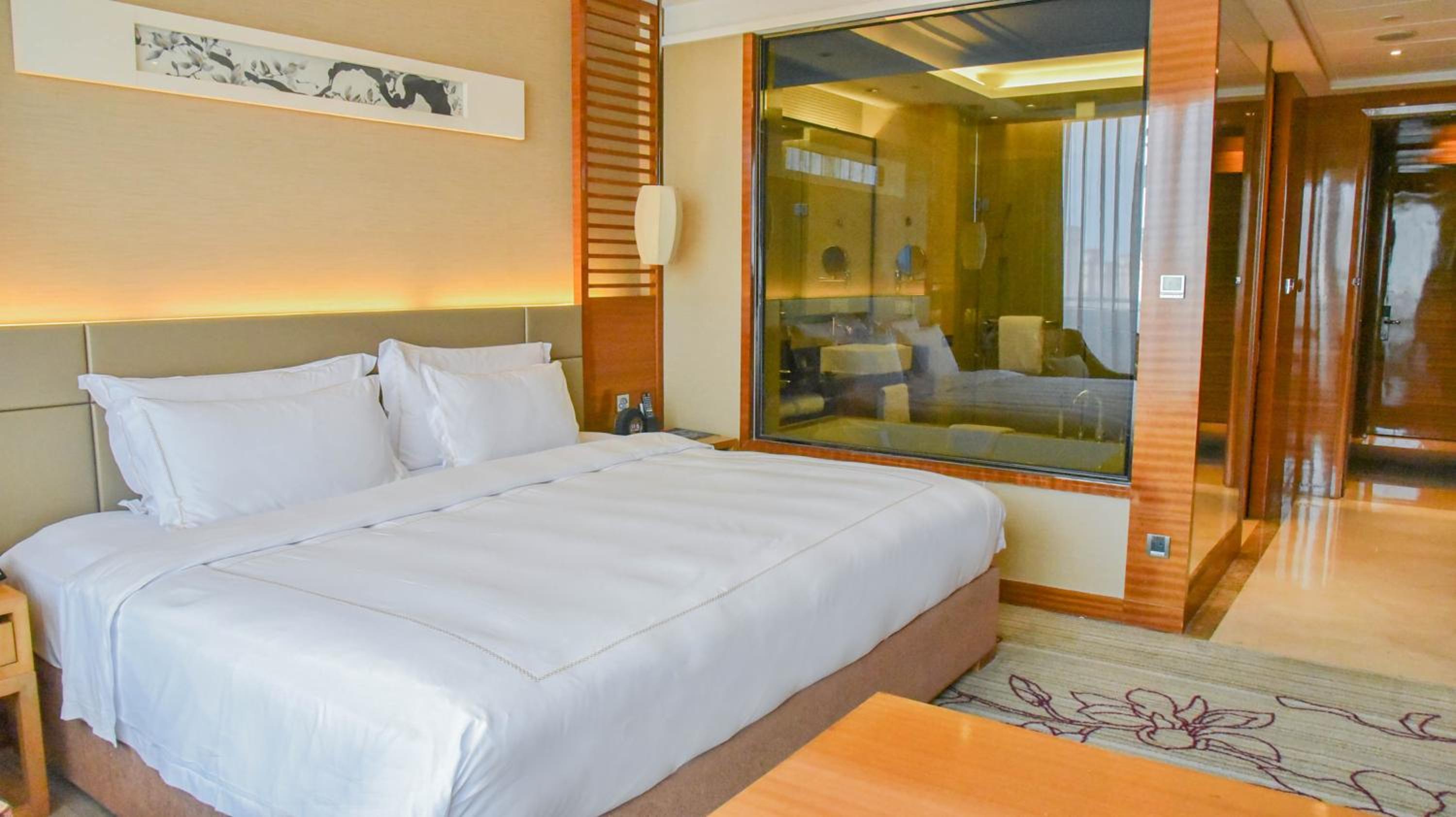 EXECUTIVE, KING BED, BALCONY, LOUNGE ACCESS