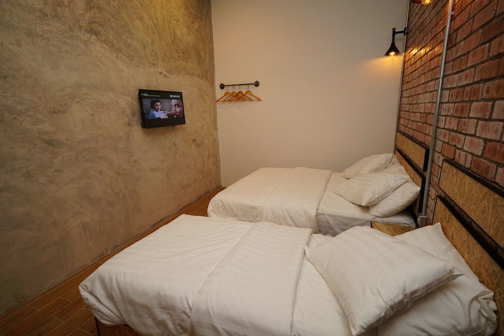 Brick Box Hotel 14/45
