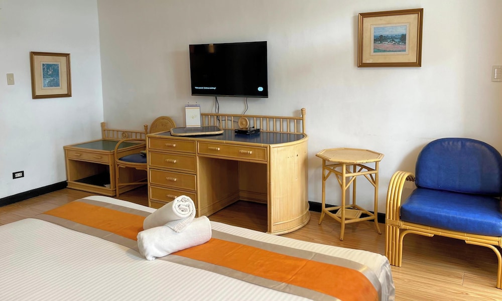 VISTA MAR BEACH RESORT AND COUNTRY CLUB 25/50