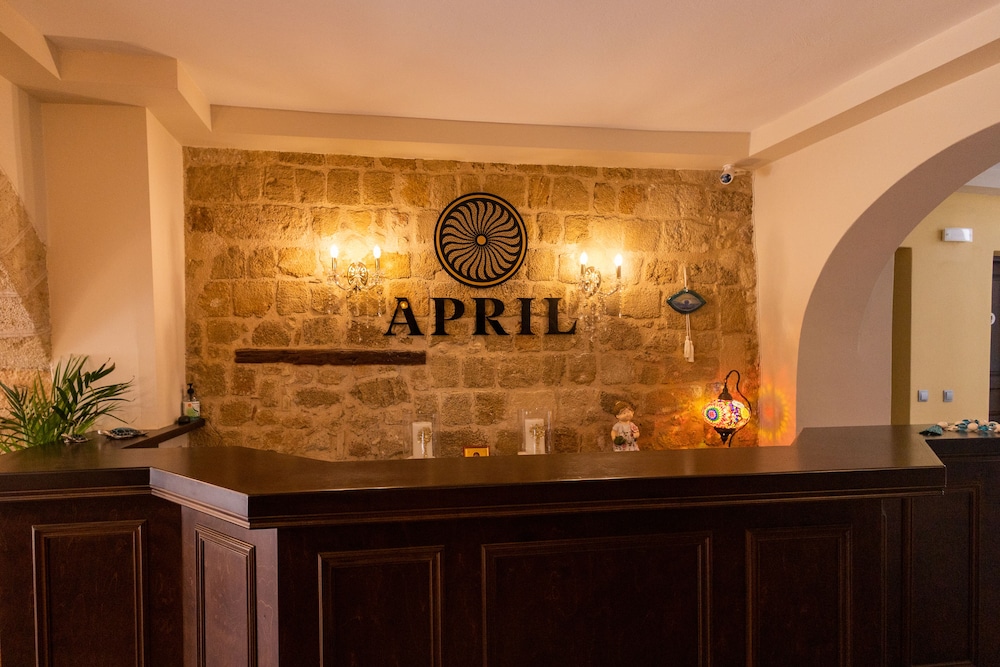 April Luxury Suites 5/50