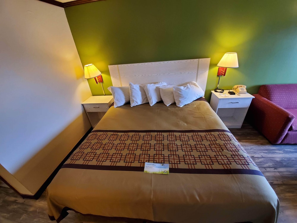 Days Inn by Wyndham Monett 12/25