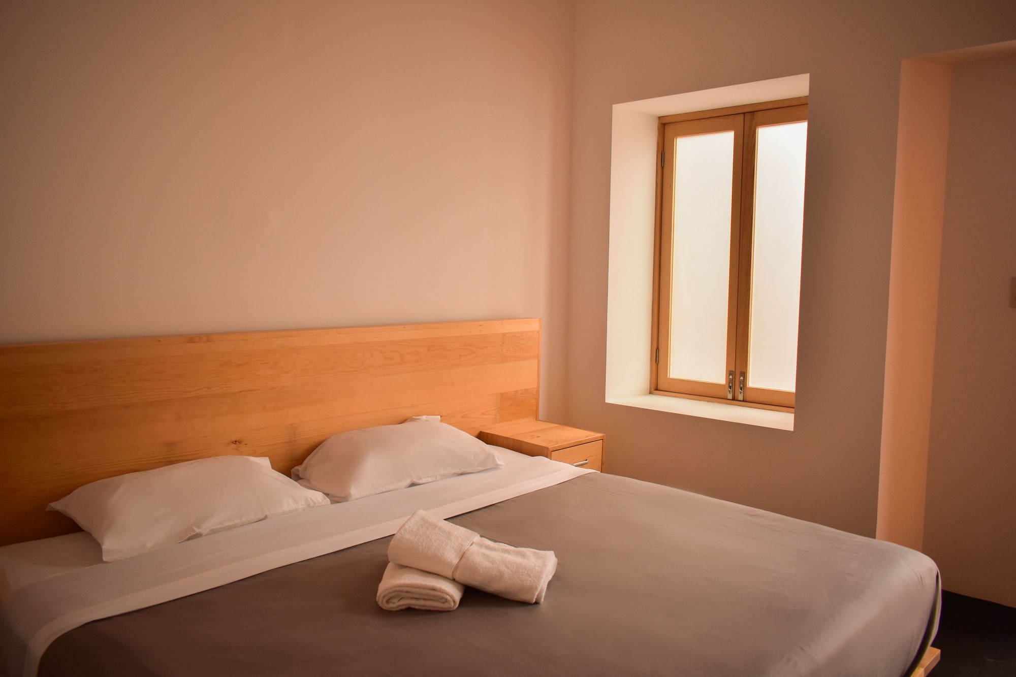 SUITE, KING BED