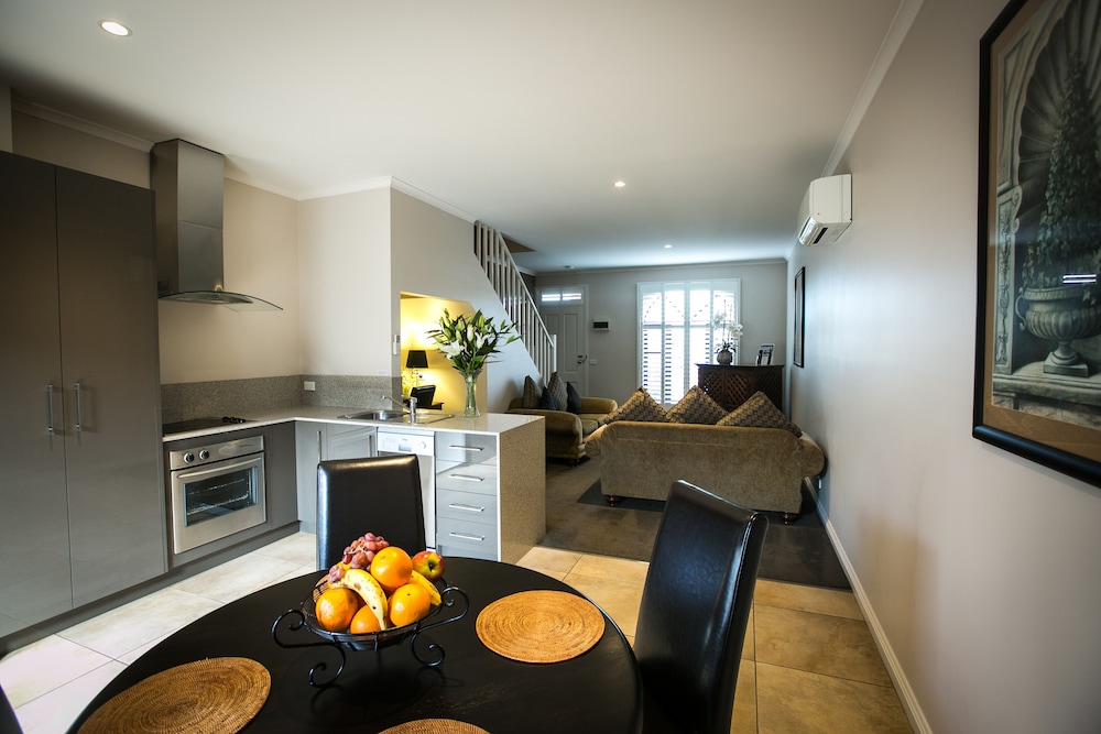 GALLERY APARTMENTS 32/38