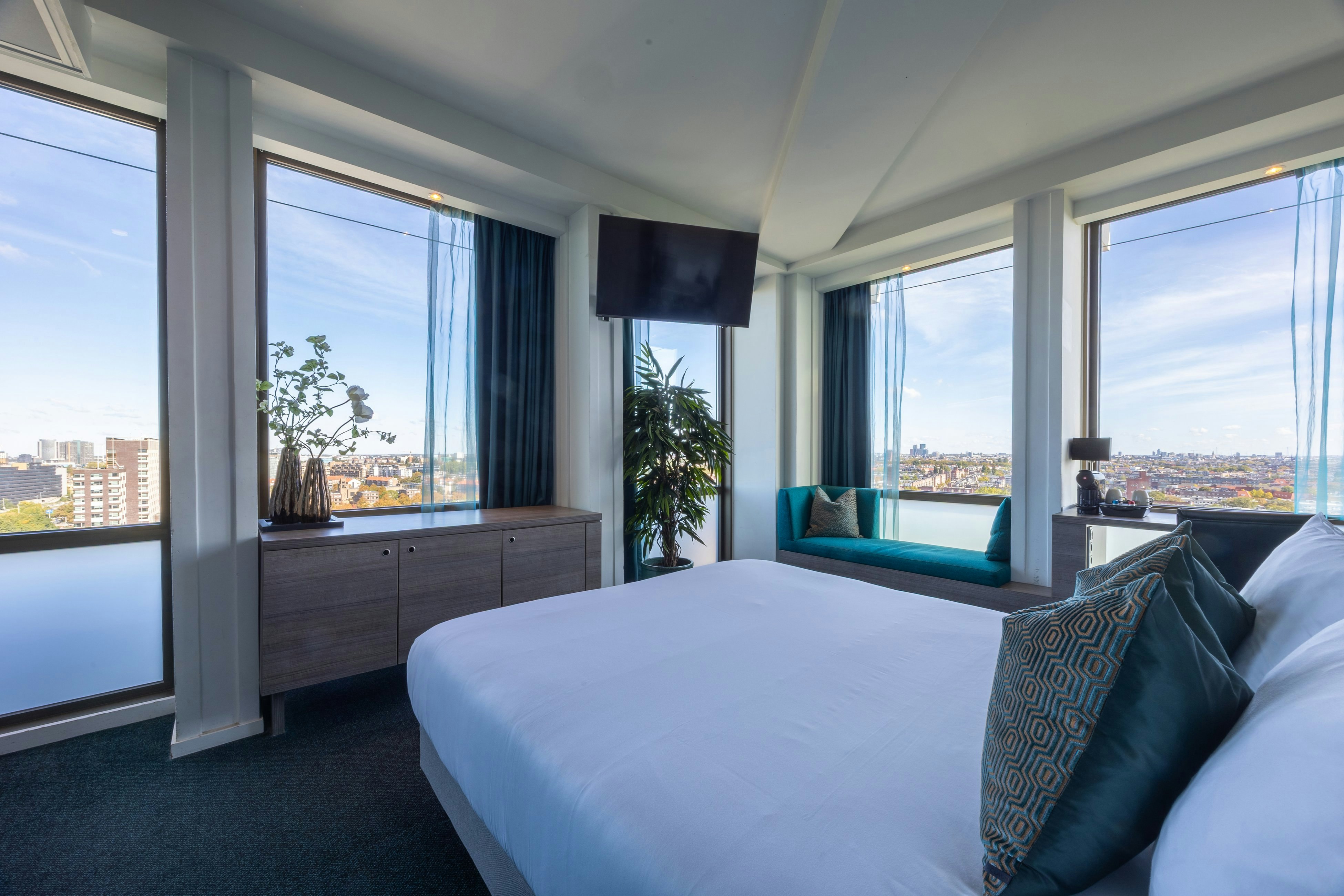 Deluxe Room 1 Queen Bed Corner View
