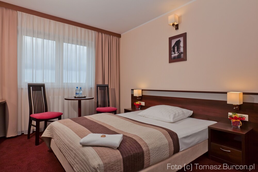 ROOM, DOUBLE OR TWIN BED