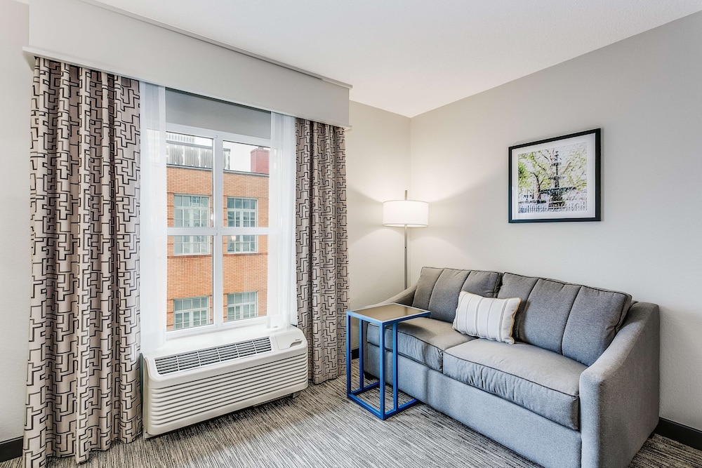 Hampton Inn & Suites Mobile- Downtown Historic District 35/56