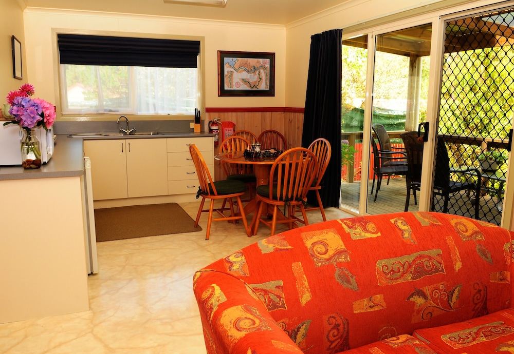 THE CRAYS ACCOMMODATION 26/46