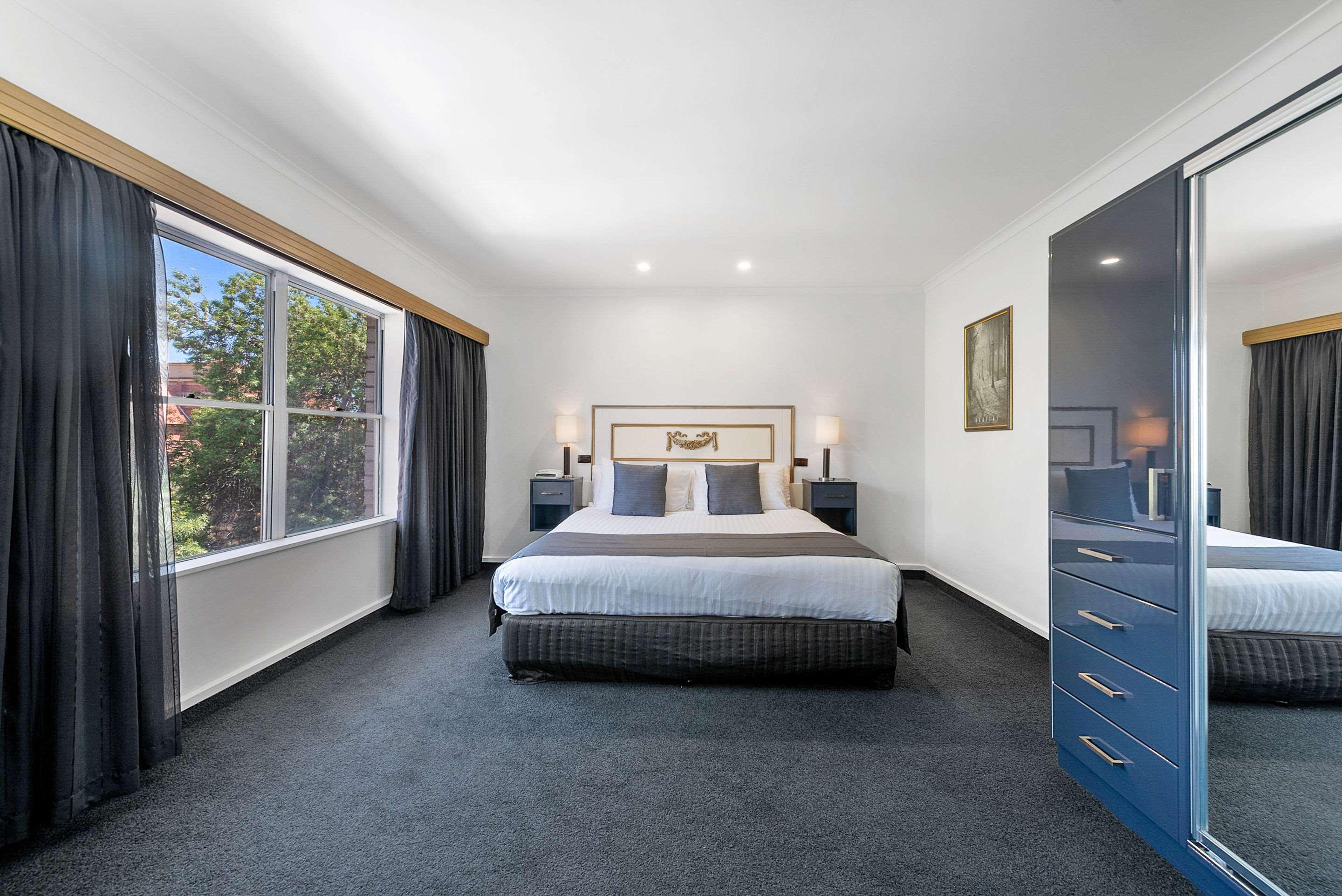 ROOM, KING BED