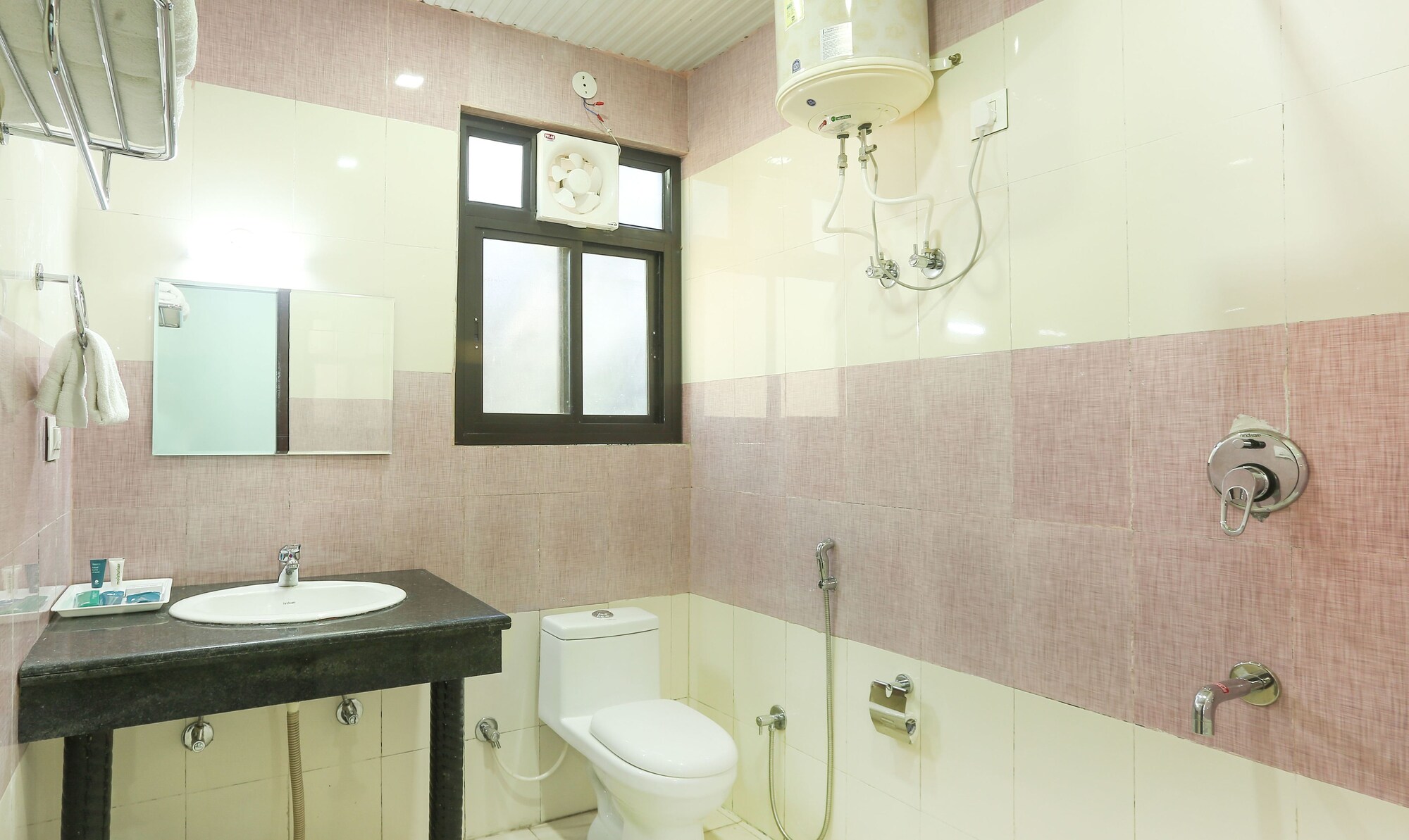غرفة قياسية بسرير كينج، Treebo Roshan House 10/10