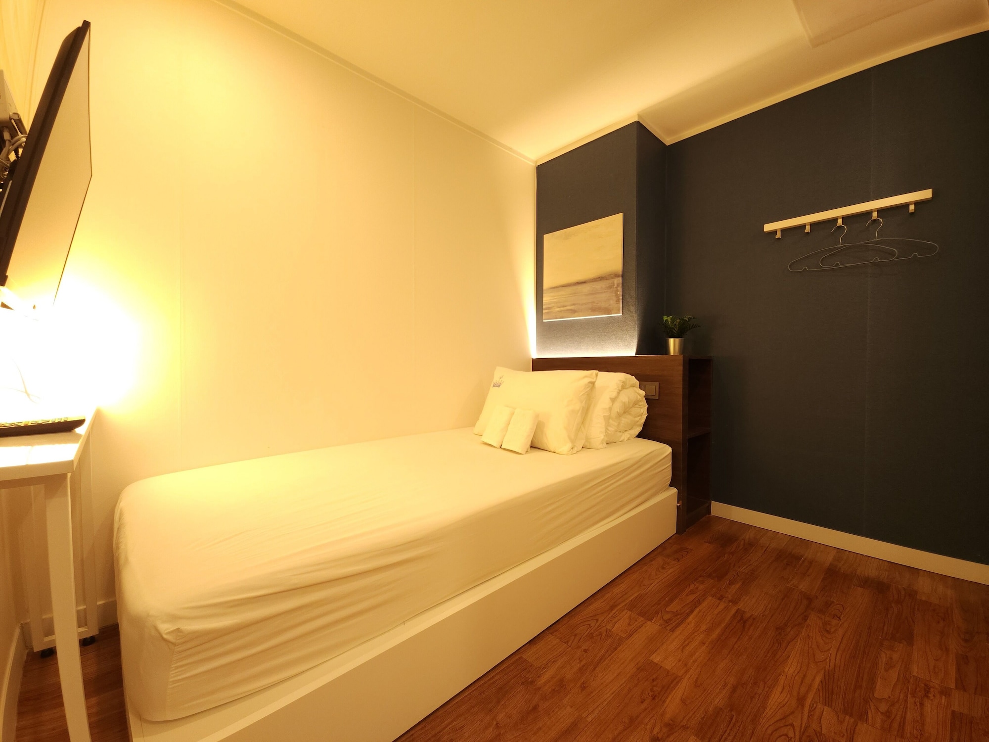ROOM, SINGLE