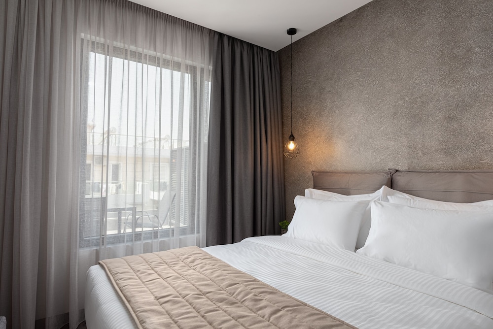 JUNIOR SUITE, QUEEN BED, SOFA, BALCONY