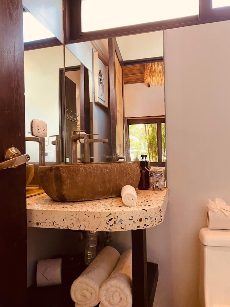 Studio, Queen Bed, Beach Side, Kitchen، Lua Villas 6/8