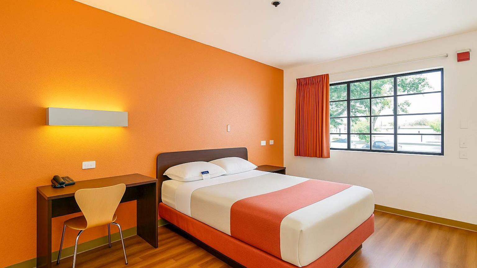 غرفة بسرير كوين، Motel6 Carlsbad, CA Beach 10/10