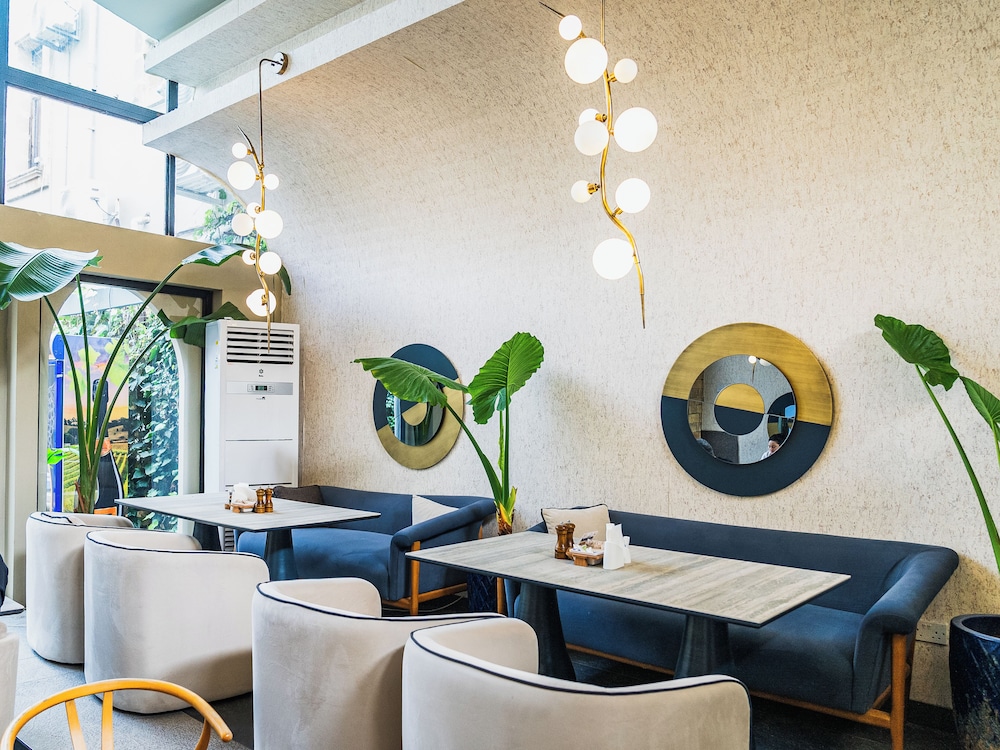 Avenue Hotel 37/46