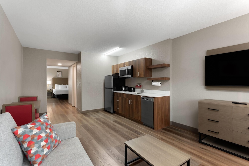 Hawthorn Extended Stay by Wyndham Ft Lauderdale Cypress Crk 24/46