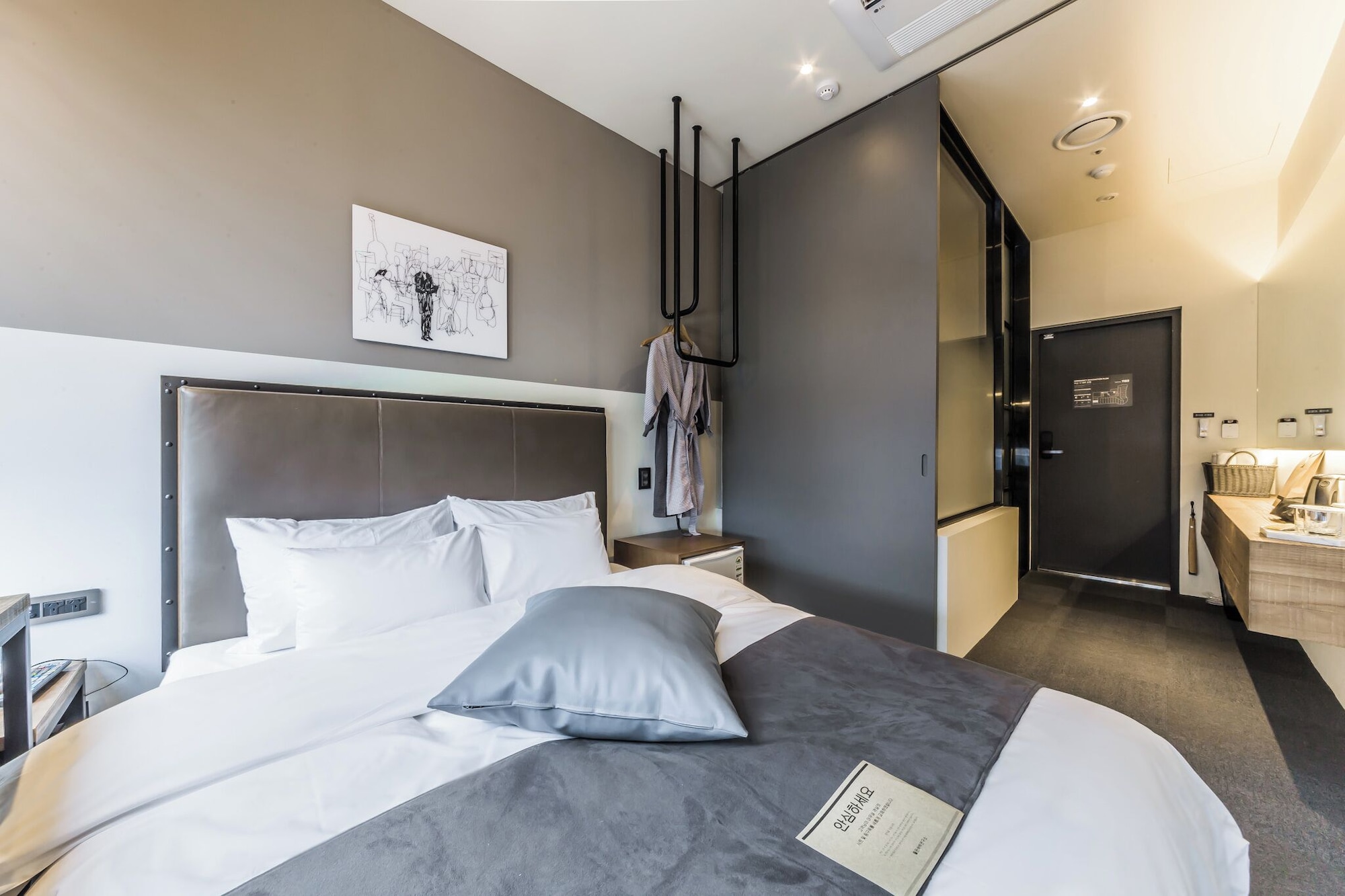 Room, Double Bed, City Avenue View 3/6