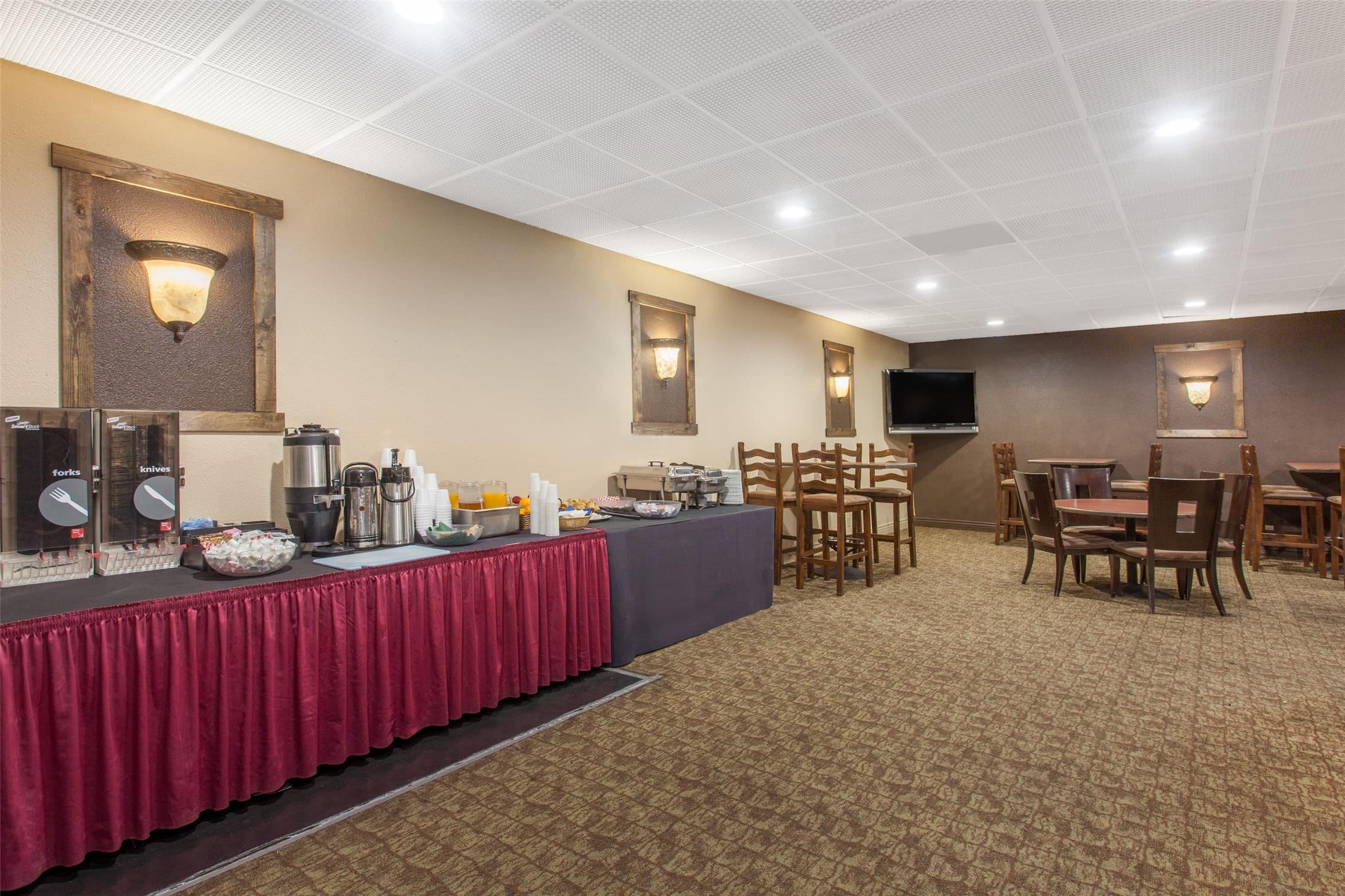 Ramada by Wyndham Fresno North 31/43
