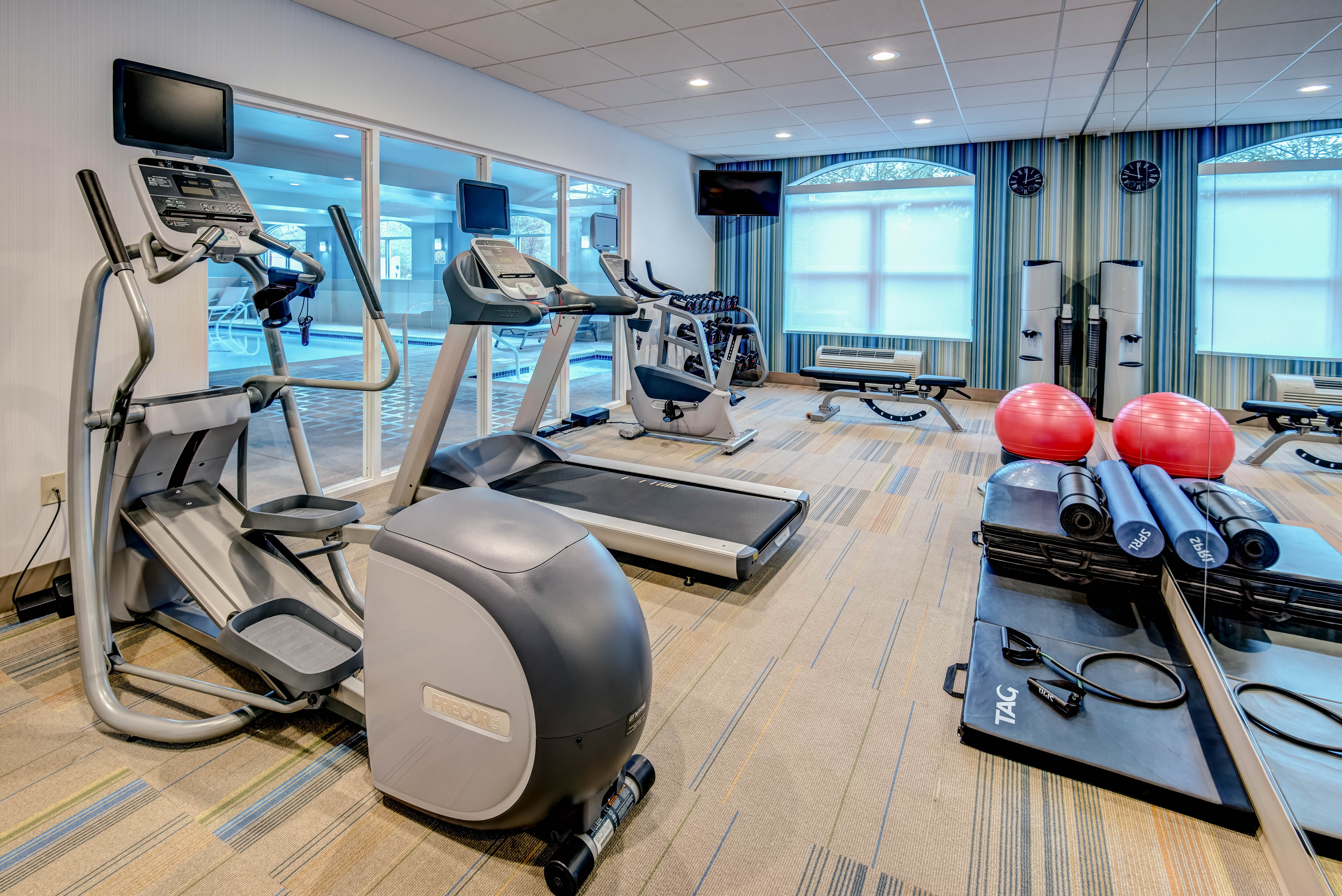 Holiday Inn Express Woodbridge 40/64