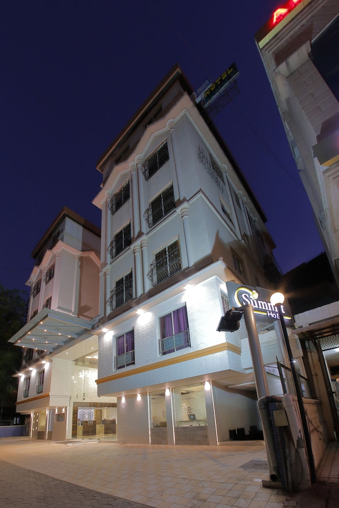 Hotel Summit 3/50
