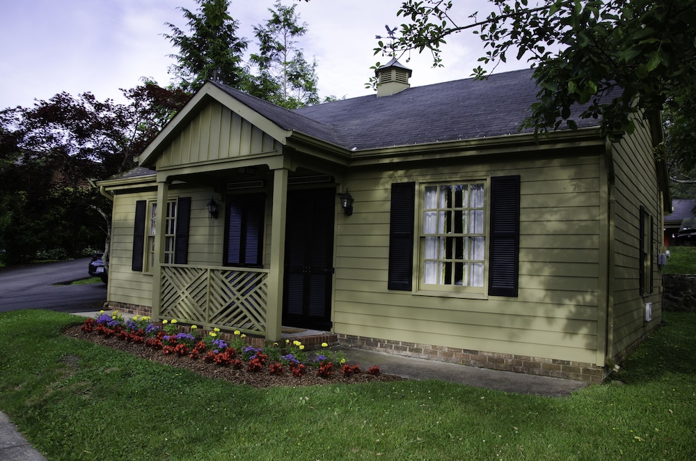 Hillwinds Inn 1/44