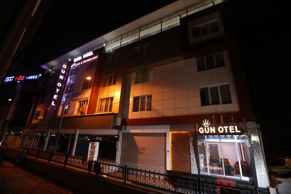 Gun Hotel 1/17