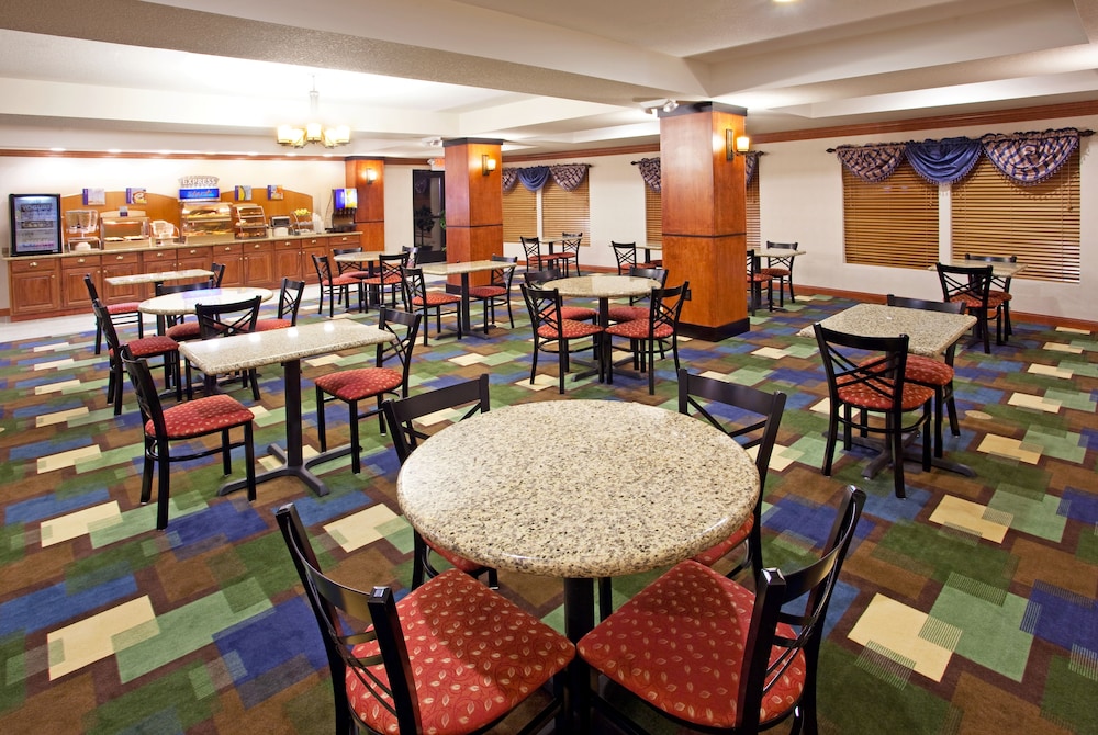 Holiday Inn Express Hotel Suites East Lansing 49/58