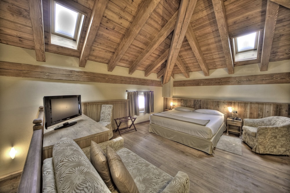 Suite, Double Bed, Two Story, Sofa 2/3