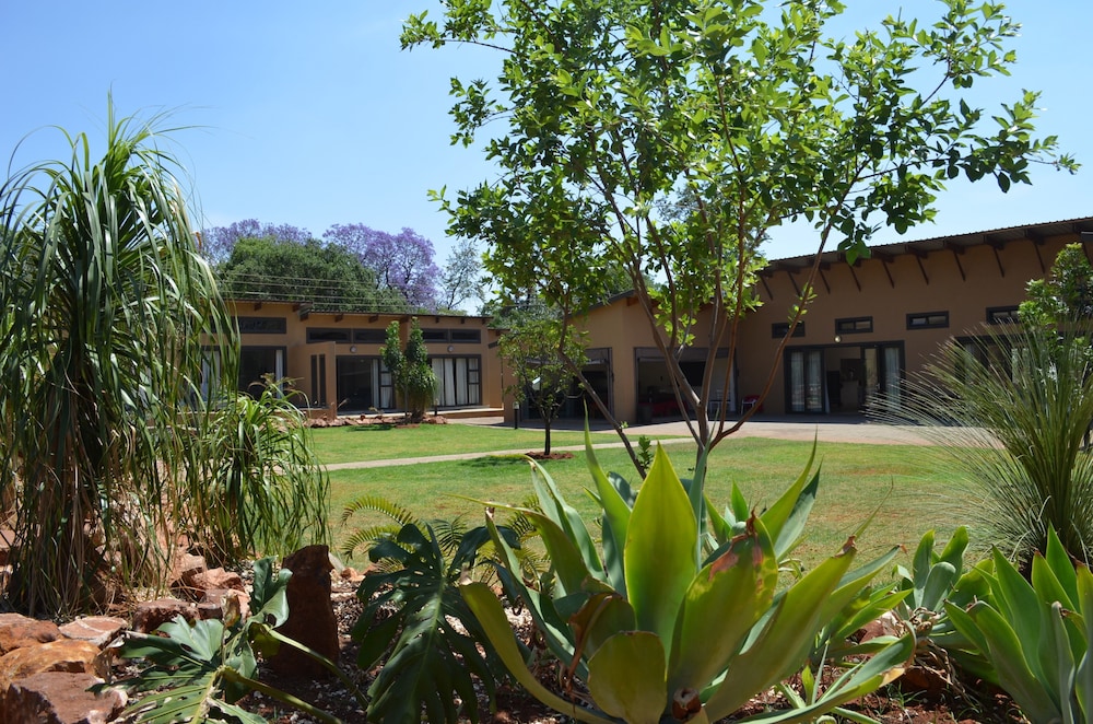 Manor Hills Guest Lodge 35/40