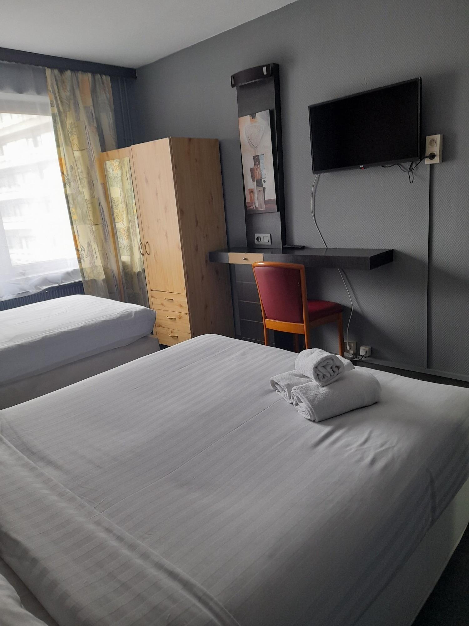 غرفة ثلاثية، Hotel Albergo 5/8