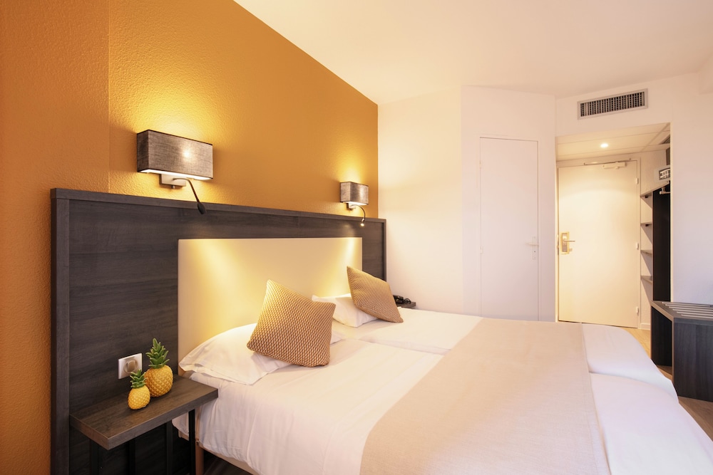1 BEDROOM, SUPERIOR, TWIN BEDS, CITY SIDE