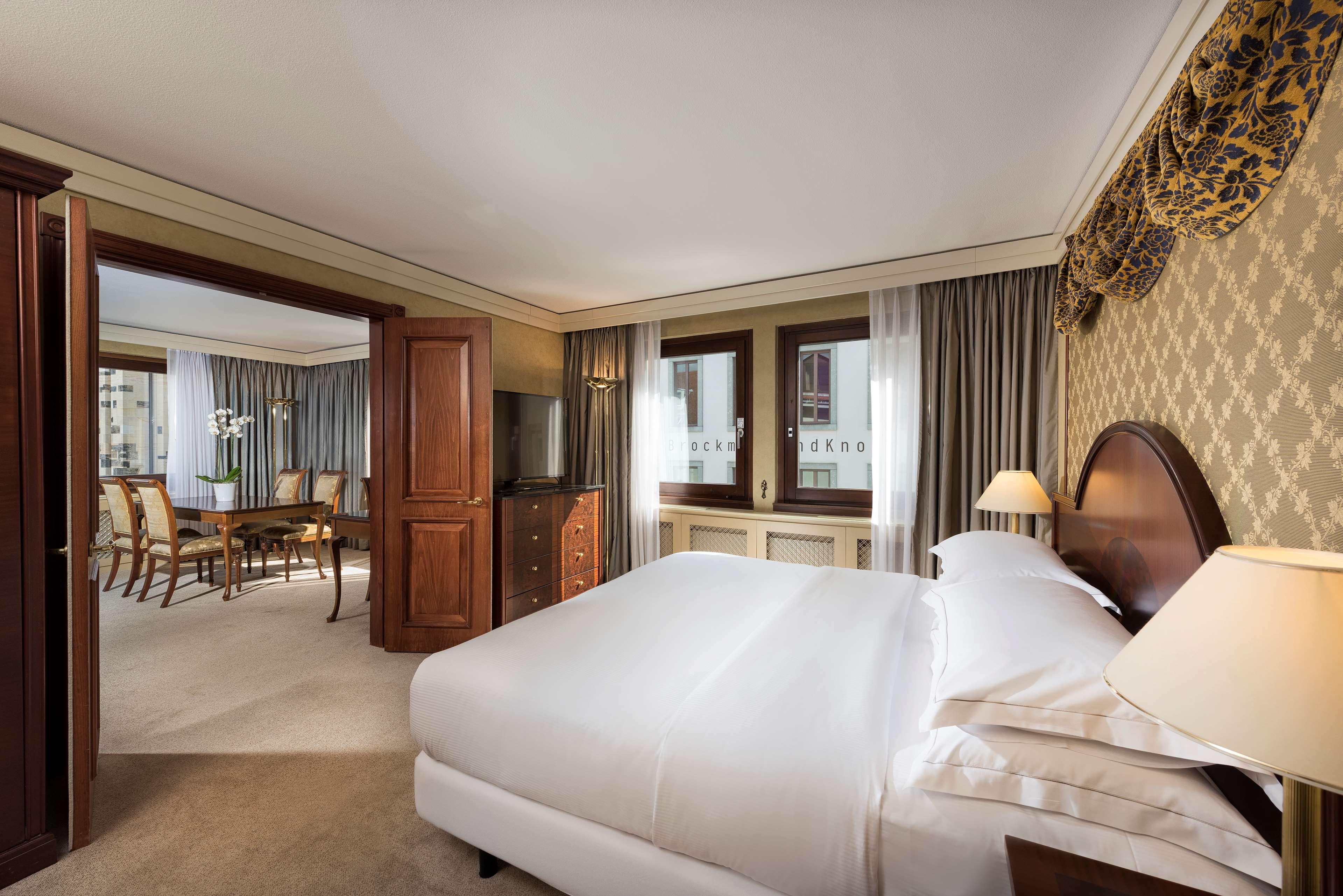 suite, king bed