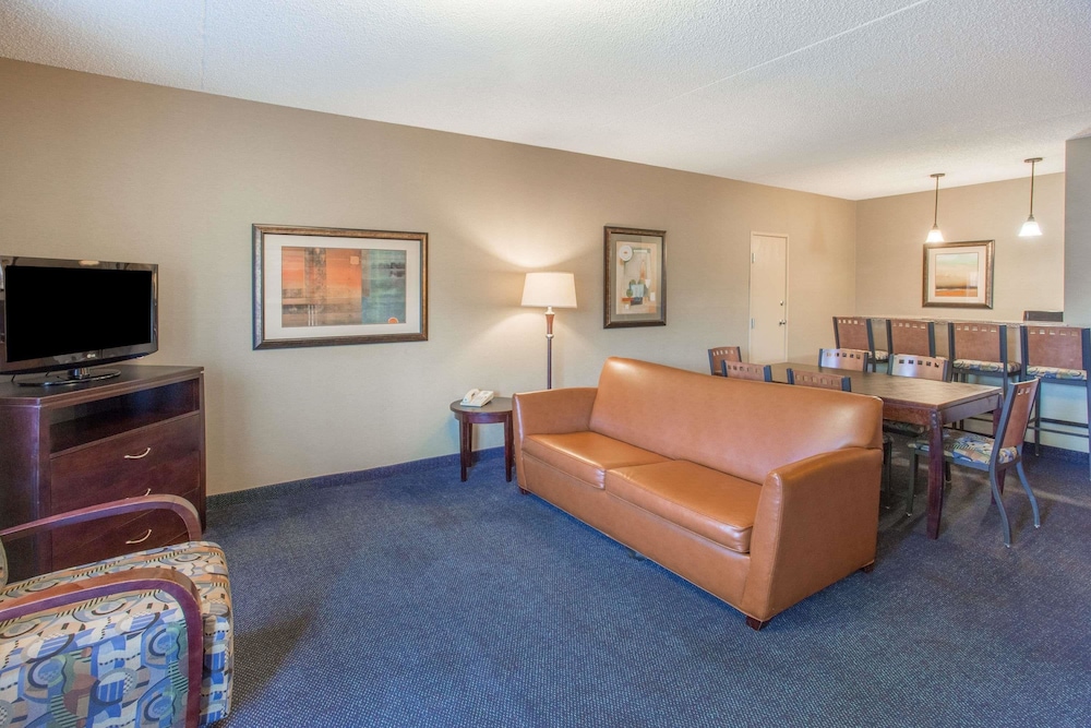 Days Inn & Suites by Wyndham Mesa Near Phoenix 25/36