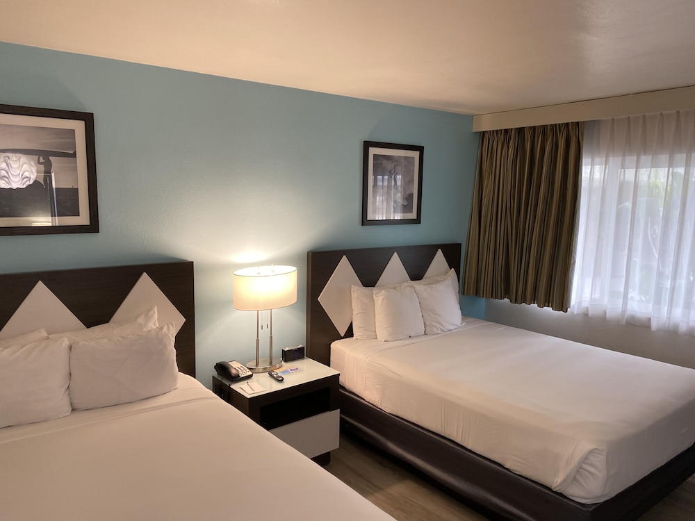 DELUXE, 2 QUEEN BEDS, POOL VIEW, POOL SIDE