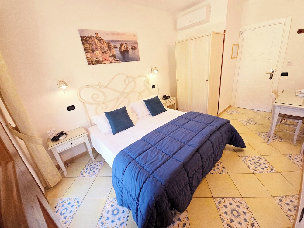 Room, Side Sea View, Balcony، HOTEL CALA MARINA 6/10