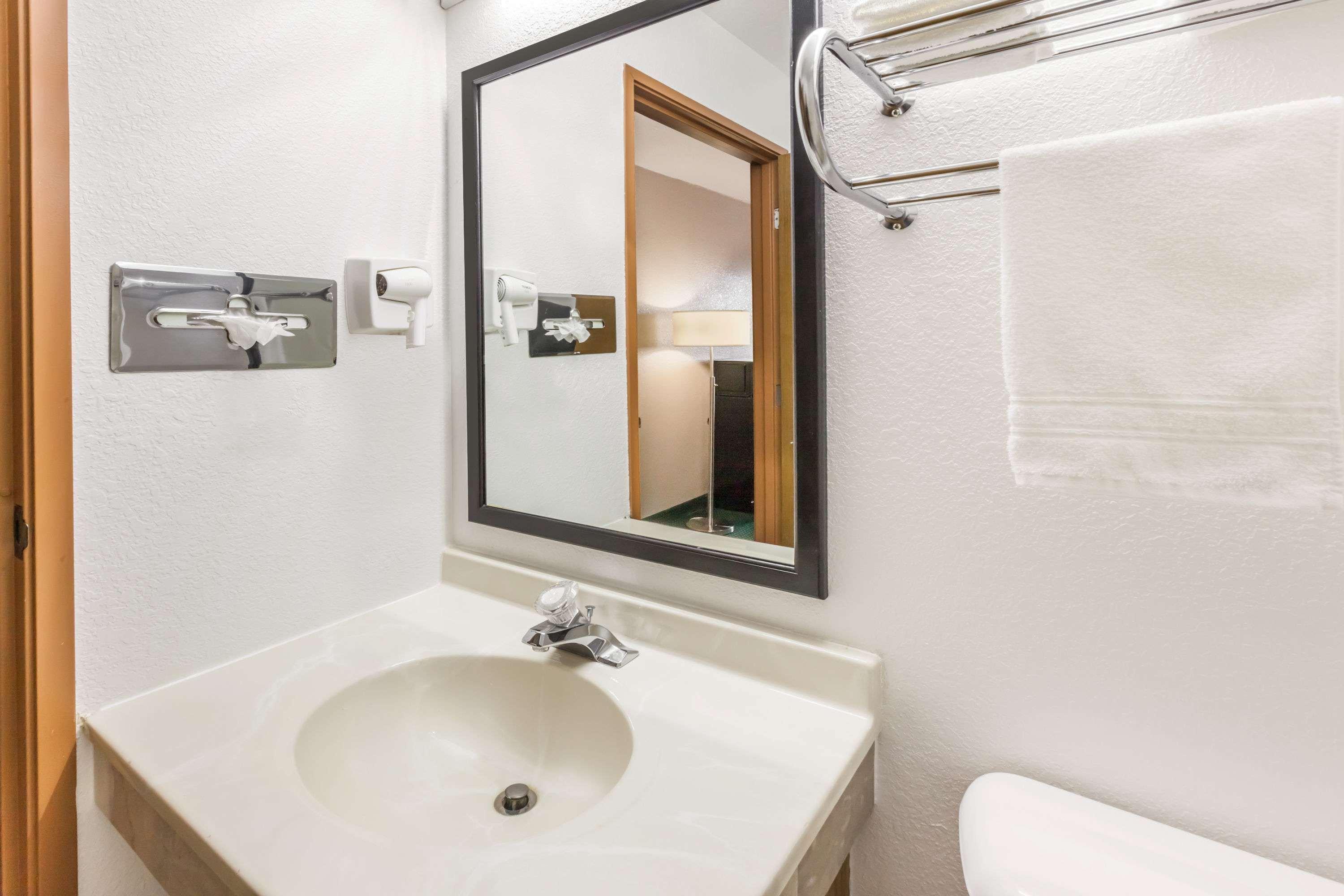 Super 8 by Wyndham Ionia MI 28/30