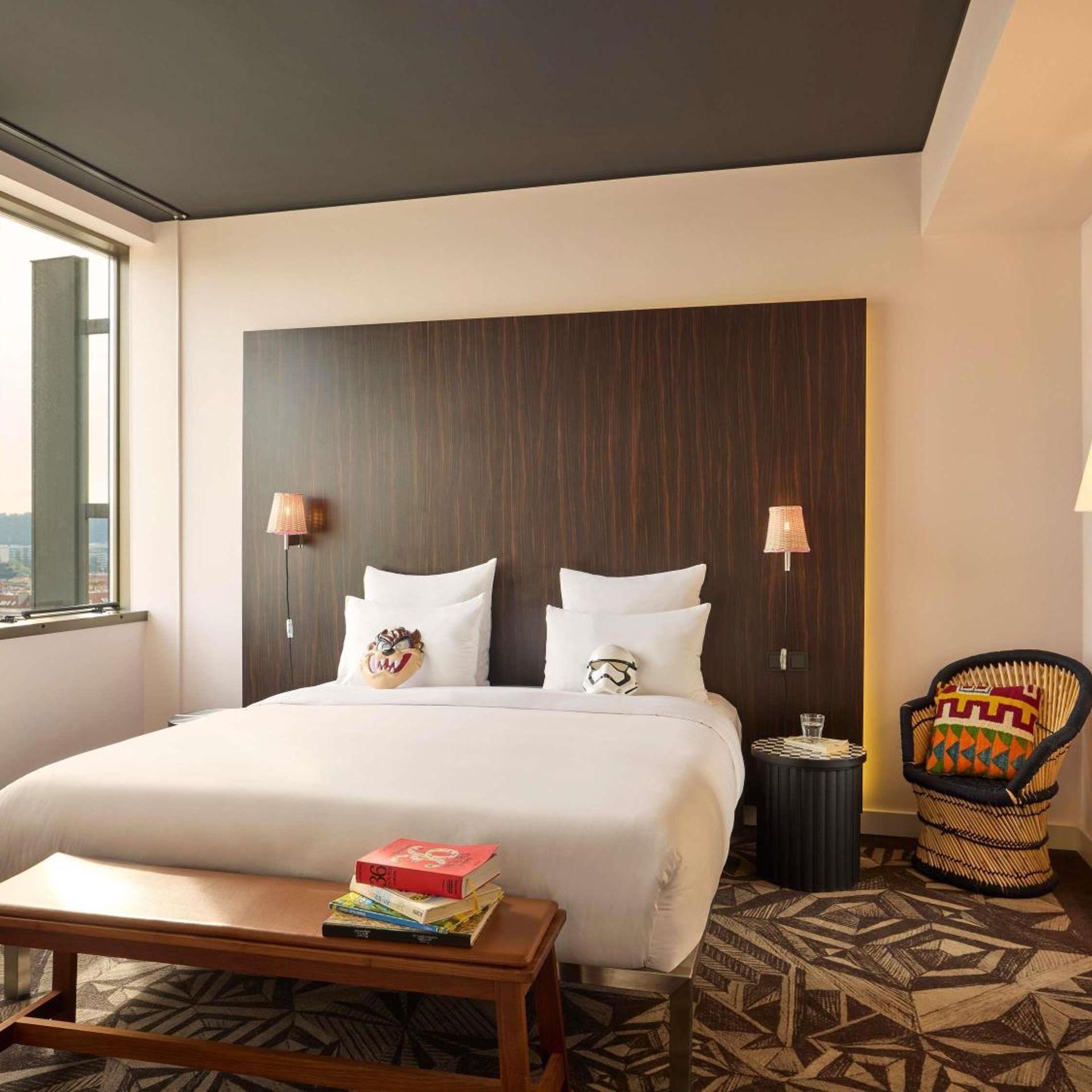 Mama, Penthouse, Single Bed