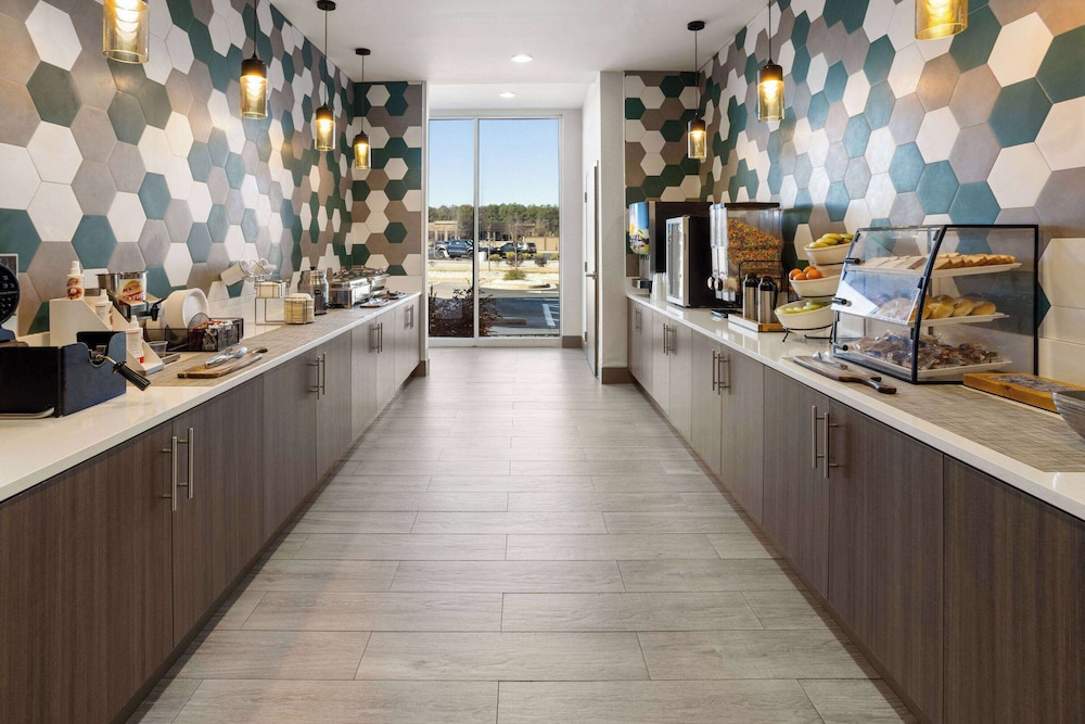 La Quinta Inn & Suites by Wyndham Locust Grove 37/55