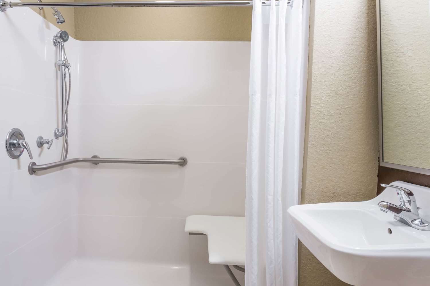 Microtel Inn & Suites by Wyndham Jacksonville Airport 39/40