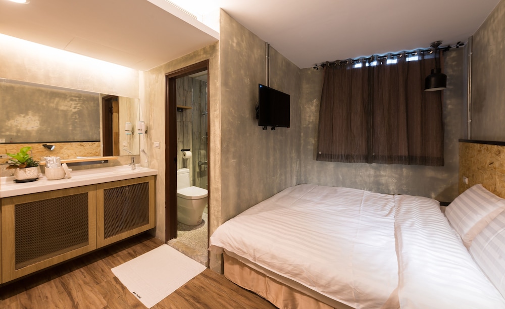 DELUXE, DOUBLE BED