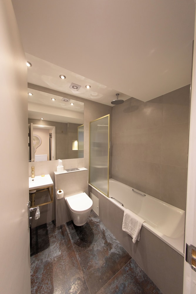 Reem Hotel 65/65