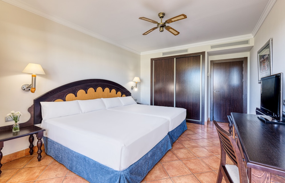 ROOM, DOUBLE BED