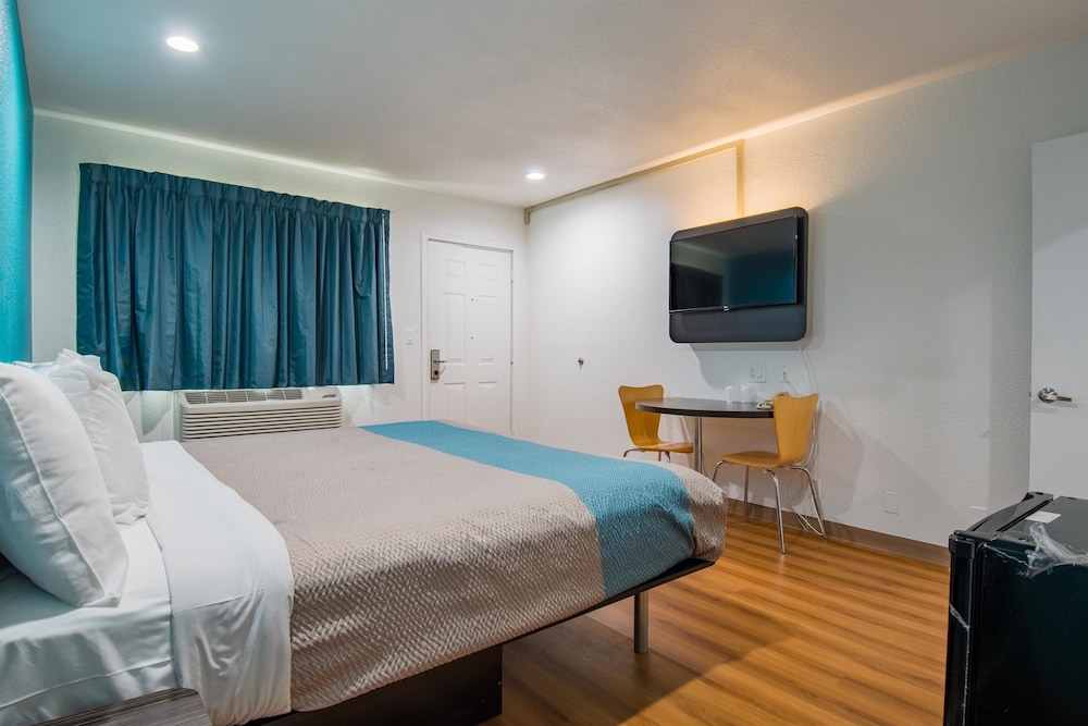 Motel6 San Bernardino, CA - Downtown 21/56