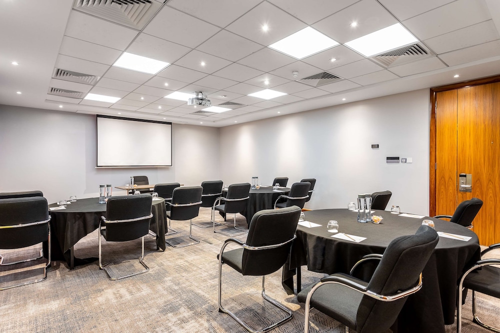 Radisson Hotel and Conference Centre London Heathrow 38/49