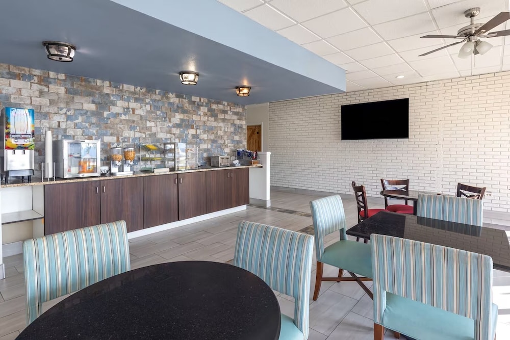 Super 8 by Wyndham Riverside AL 25/44